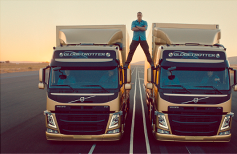 Ο Jean-Claude Van Damme σε ένα ακροβατικό επίδειξης της Volvo